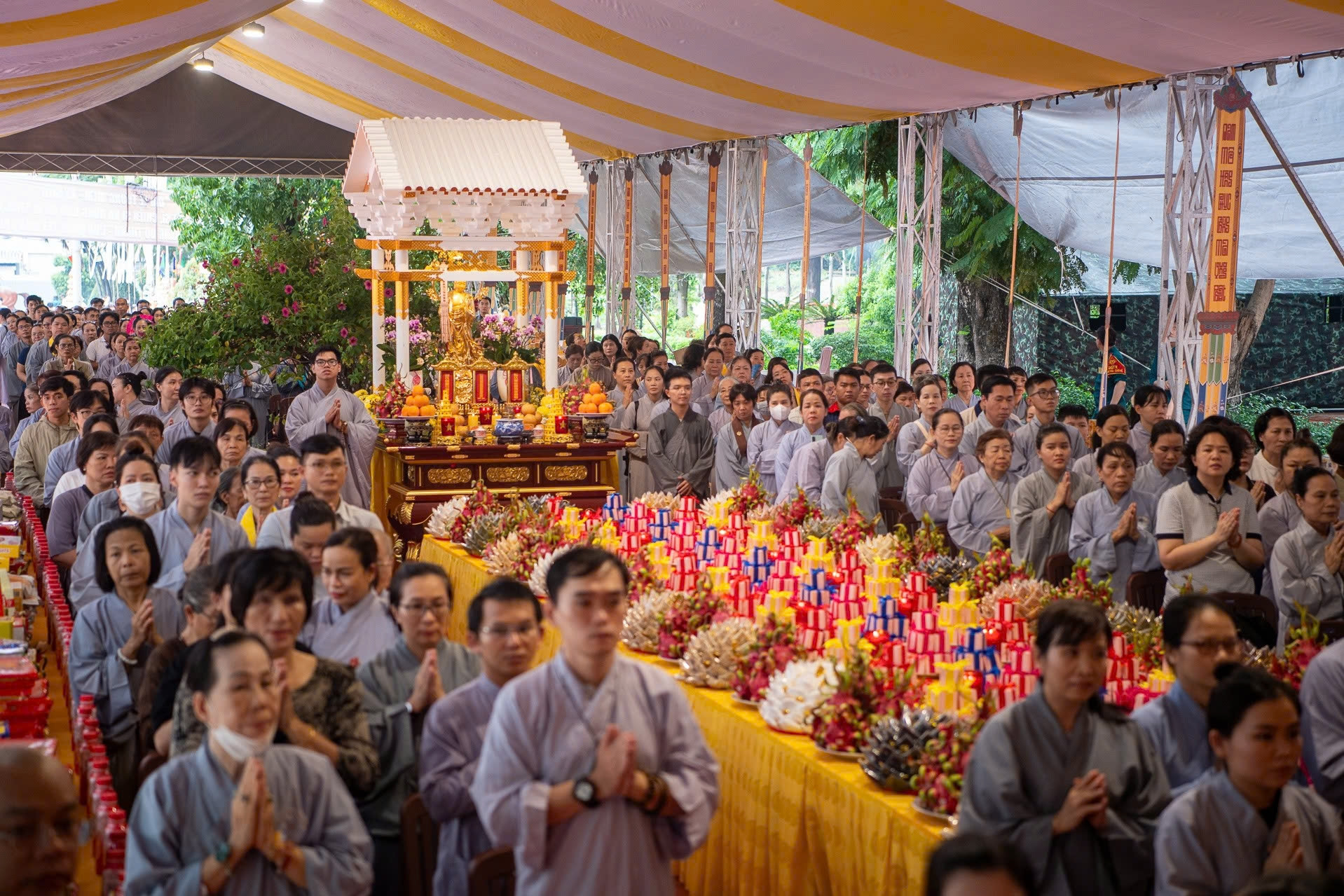 Trang nghiêm lễ cầu siêu liệt sĩ, đồng bào tại công viên Lê Thị Riêng