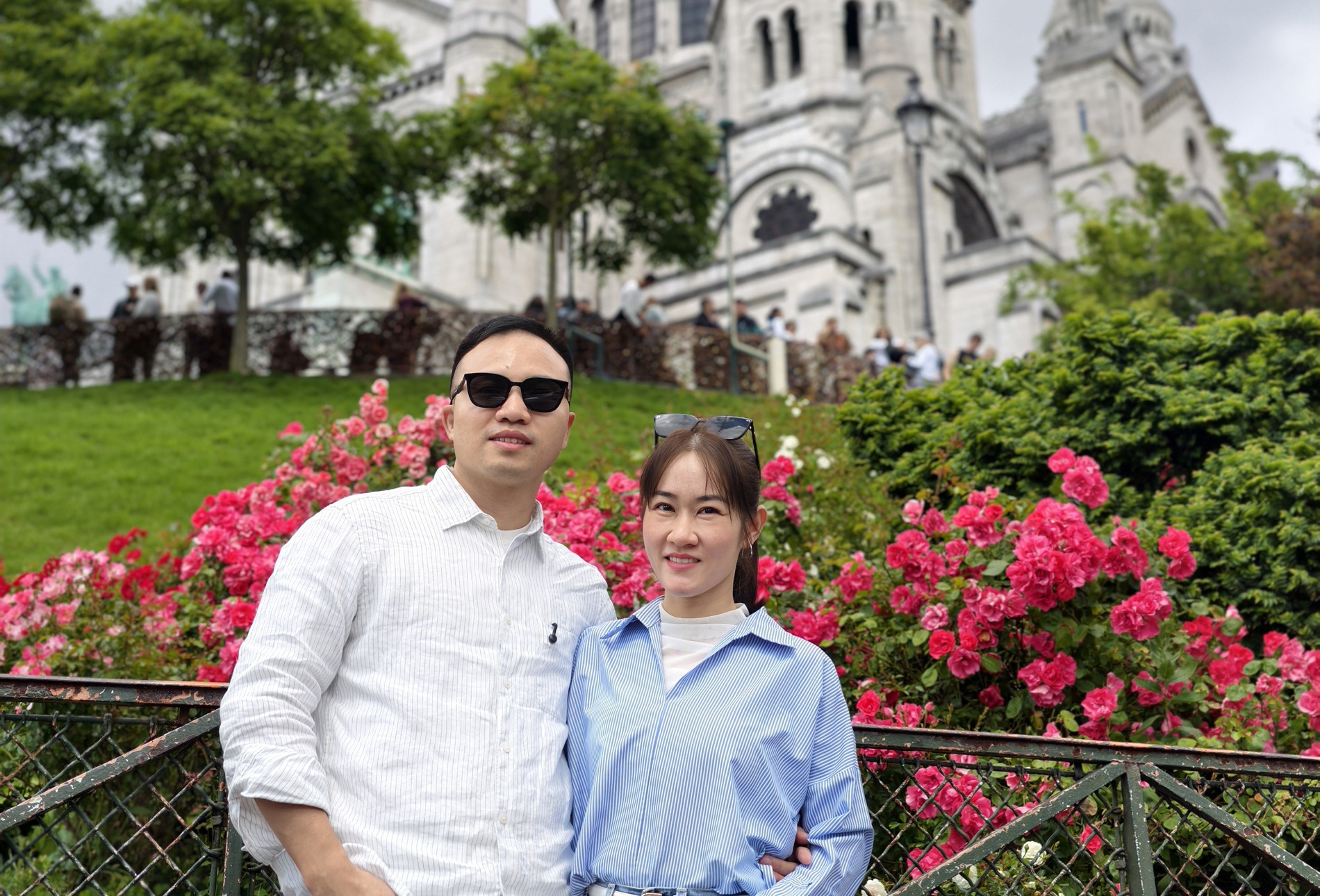 Vợ chồng Hà Nội chi 140 triệu đến phố trên đồi, ngắm nhà thờ 'biết tự làm sạch'