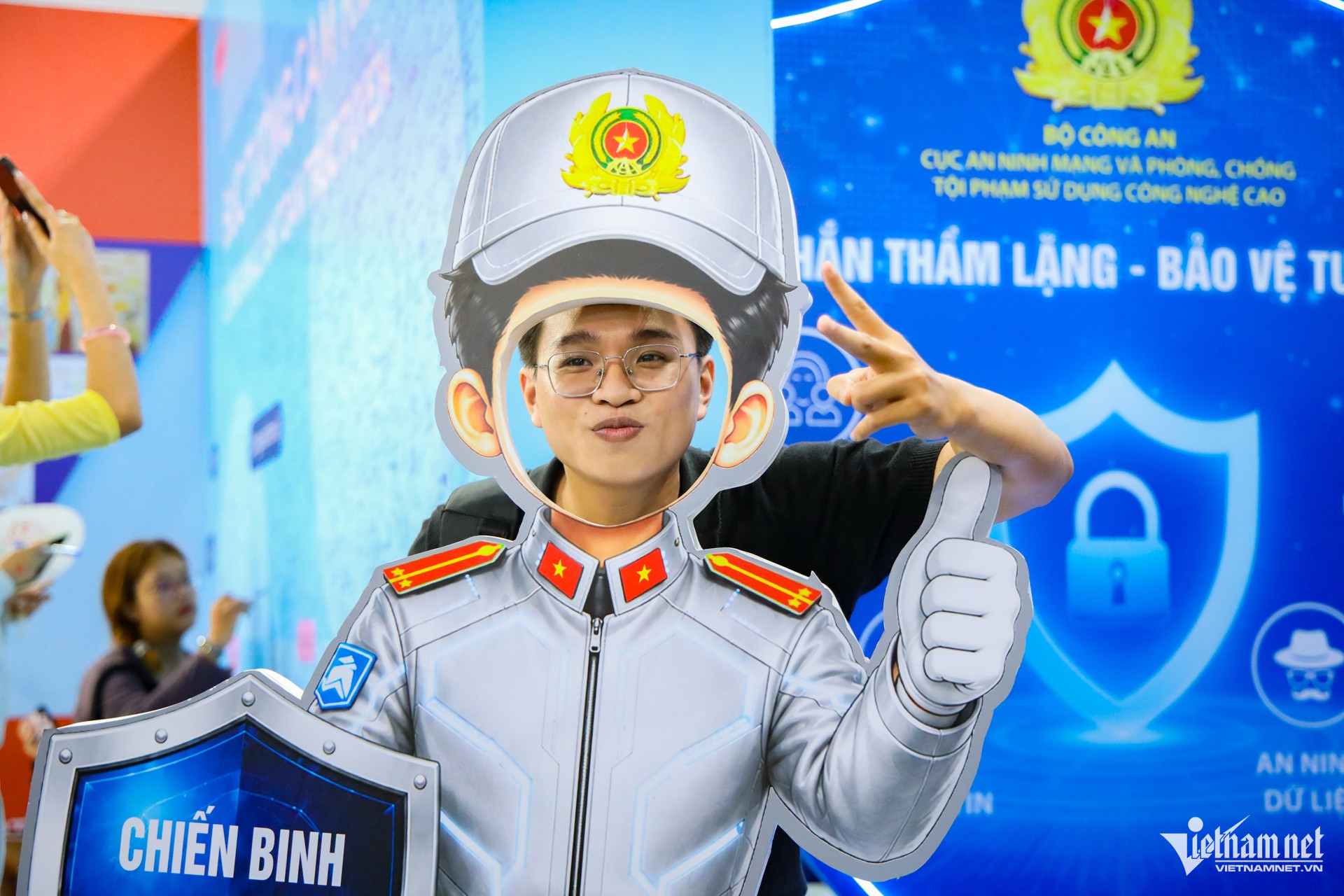 https://static-images.vnncdn.net/vps_images_publish/000001/000003/2026/6/13/w-trien-lam-nguyen-hue-17-630.jpg