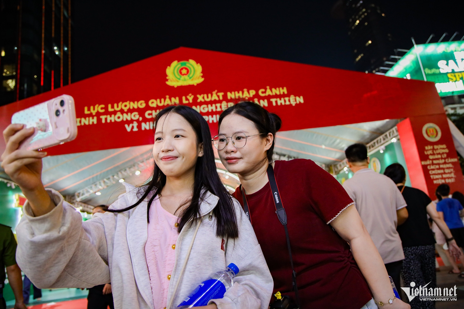 https://static-images.vnncdn.net/vps_images_publish/000001/000003/2026/6/13/w-trien-lam-nguyen-hue-23-636.jpg