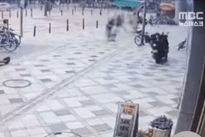 Xe buýt BRT mất lái lao lên vỉa hè, người mẹ phản ứng nhanh như cắt