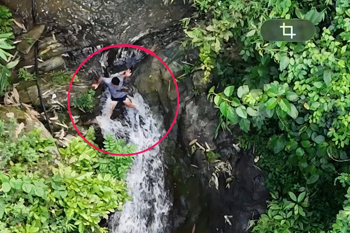 8 giờ vây ráp nghi phạm giết bé trai, cảnh sát dùng flycam truy vết trong rừng