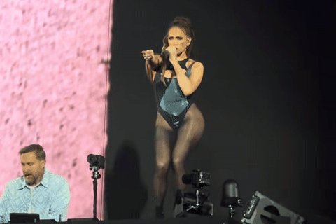 Ca sĩ Jennifer Lopez hở bạo, trình diễn bốc lửa ở tuổi 57