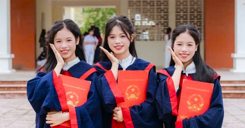 Người mẹ nuôi 3 con gái sinh 3 cùng trúng tuyển lớp 10 trường chuyên nức tiếng