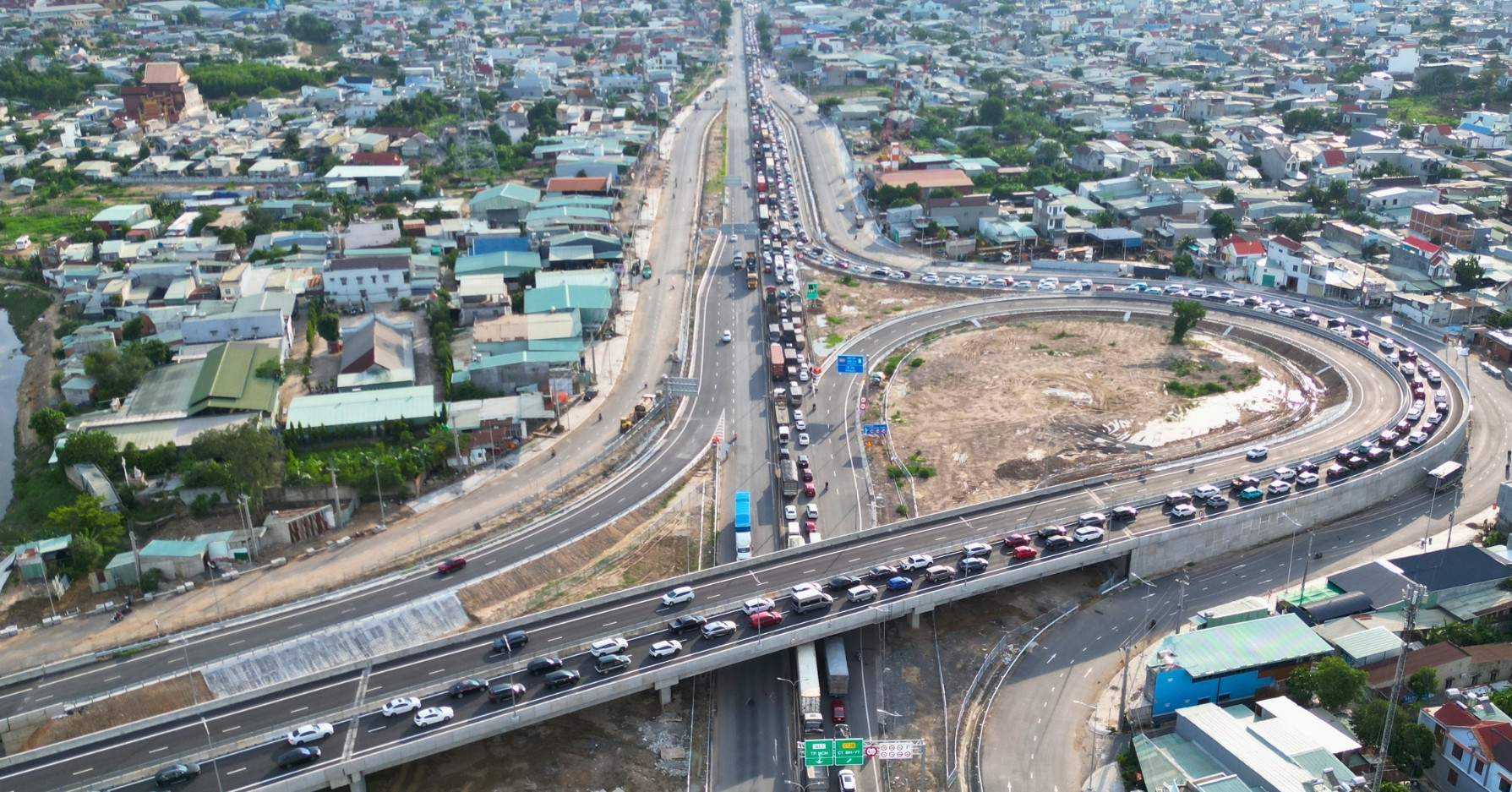 Quốc lộ 51 quá tải, cao tốc Biên Hòa - Vũng Tàu ùn tắc hơn 4km