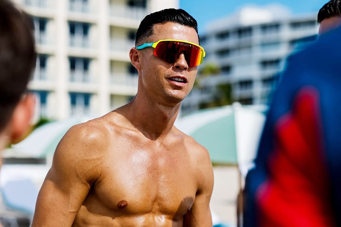 Ronaldo khoe 'body' 6 múi tuyệt phẩm trên bãi biển World Cup