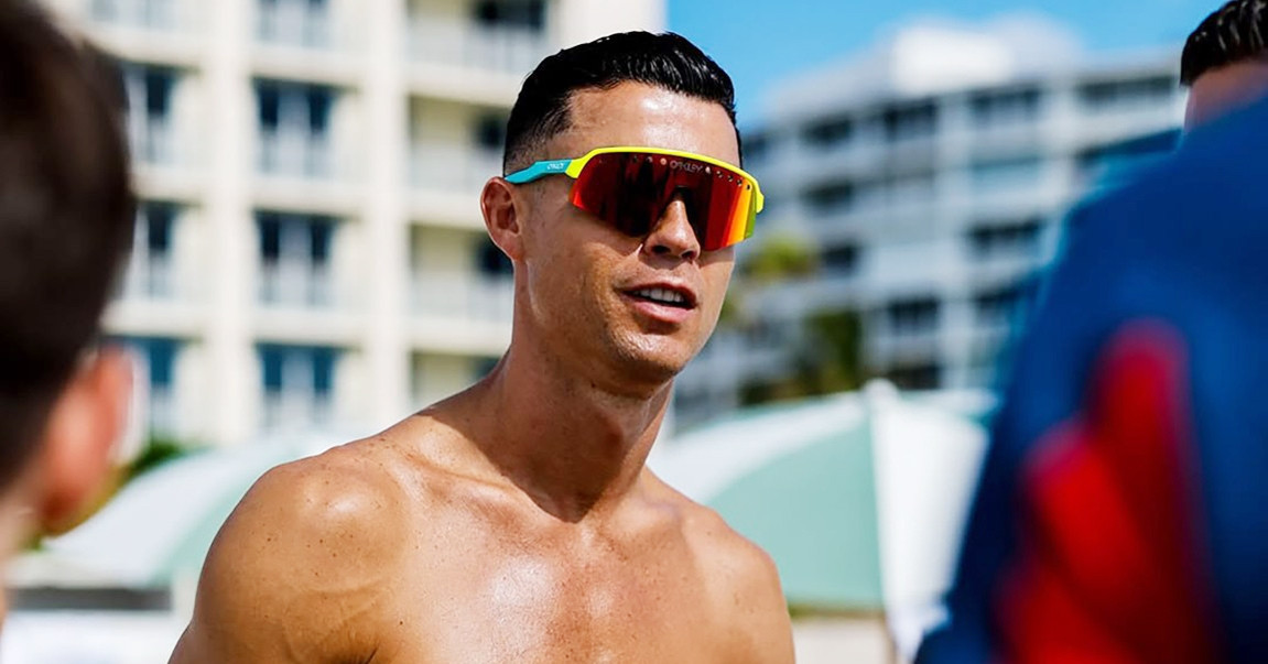 Ronaldo khoe &amp;apos;body&amp;apos; 6 mũi tuyệt phẩm trên bãi biển World Cup