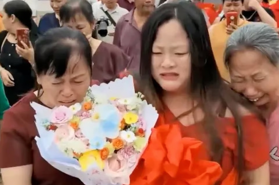 Thất lạc con 22 năm vì chai sữa tắm vỡ, ngày đoàn tụ mẹ bật khóc nói lời xin lỗi