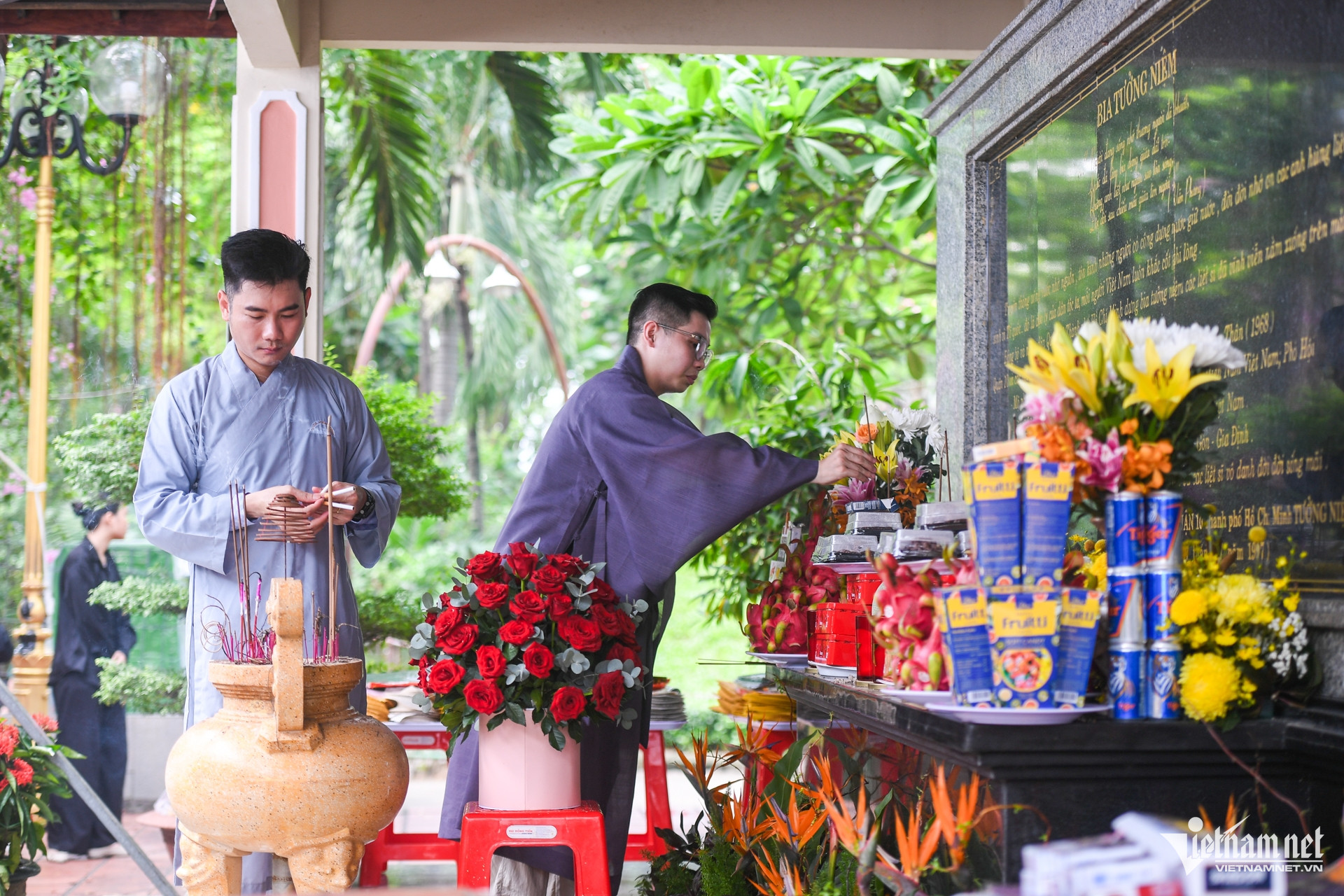 W-cầu siêu liệt sĩ TPHCM   Nguyễn Huế 8.jpg
