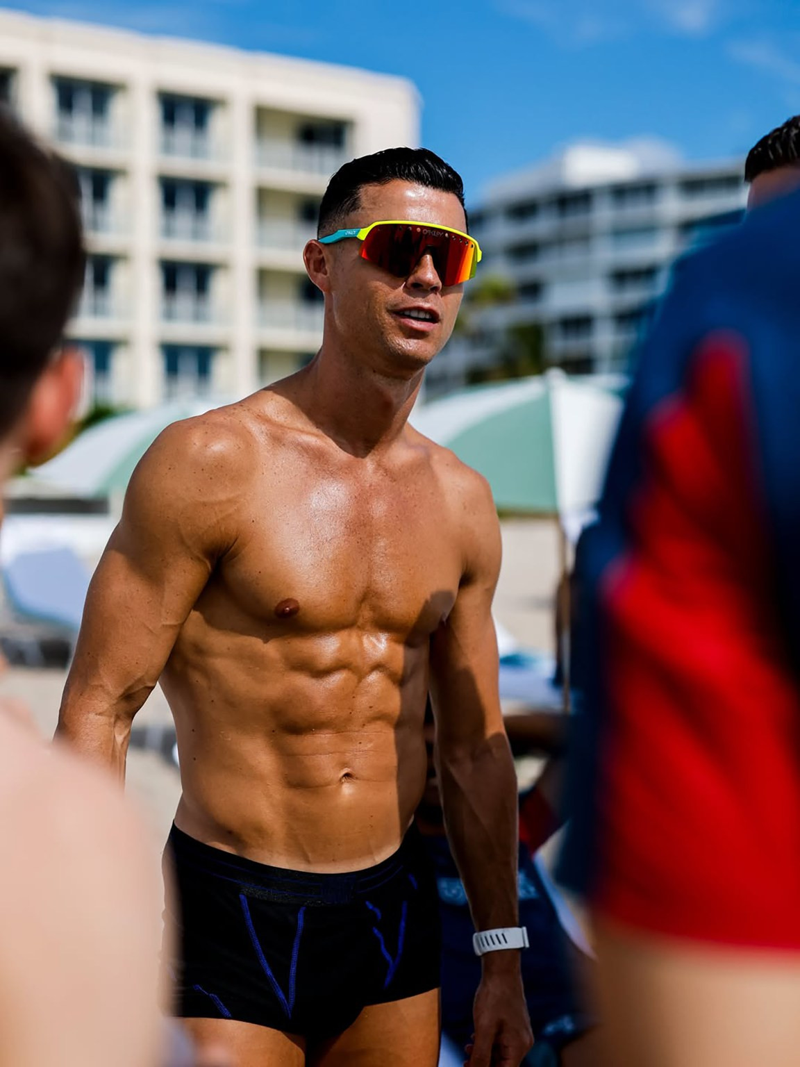 www_thesun_co_uk ronaldo hits beach florida ready 1088157928.jpg