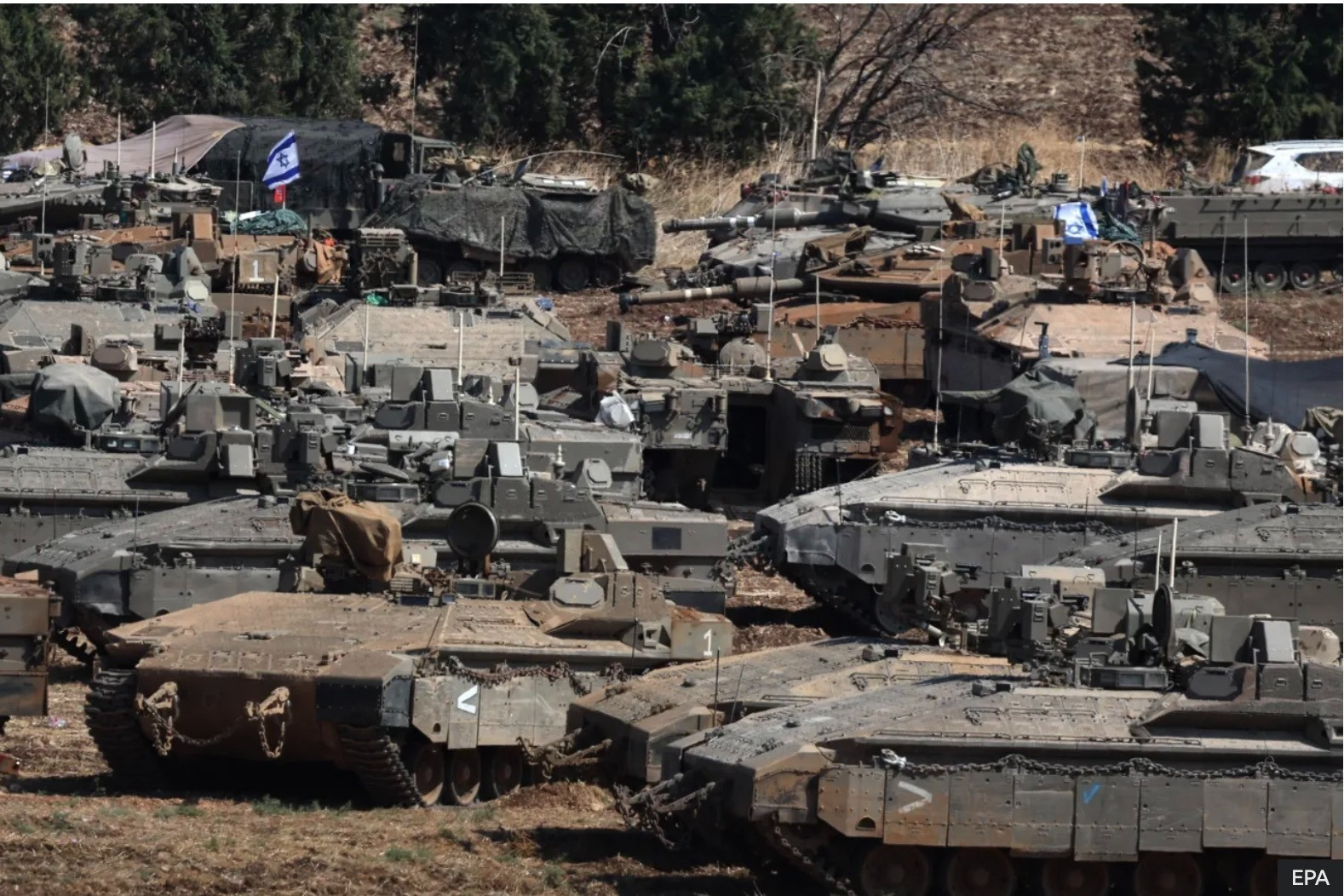 xe tăng Israel tập trung ở một địa điểm gần biên giới Lebanon - ảnh epa