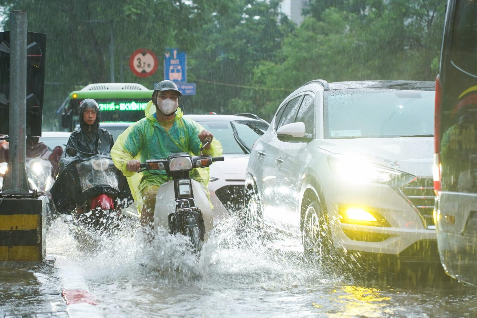 Dự báo thời tiết 16/6/2026: Miền Bắc mưa lớn, Trung Bộ nắng nóng kéo dài