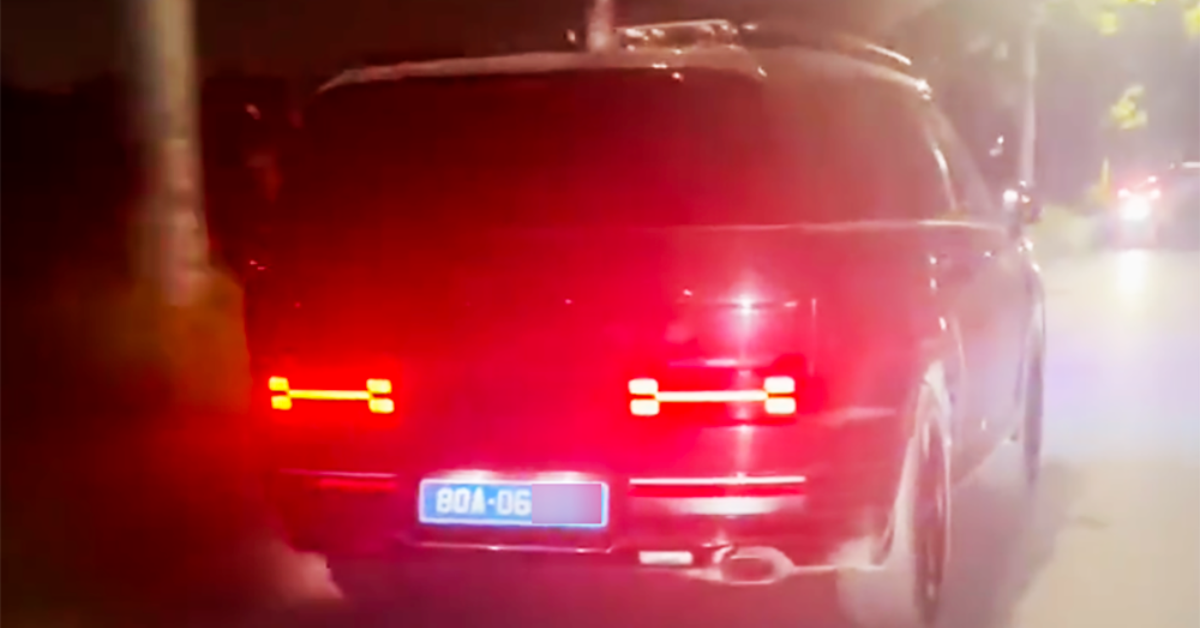 Điều tra vụ tài xế ô tô biển xanh lái xe rời hiện trường sau tai nạn ở Hà Nội
