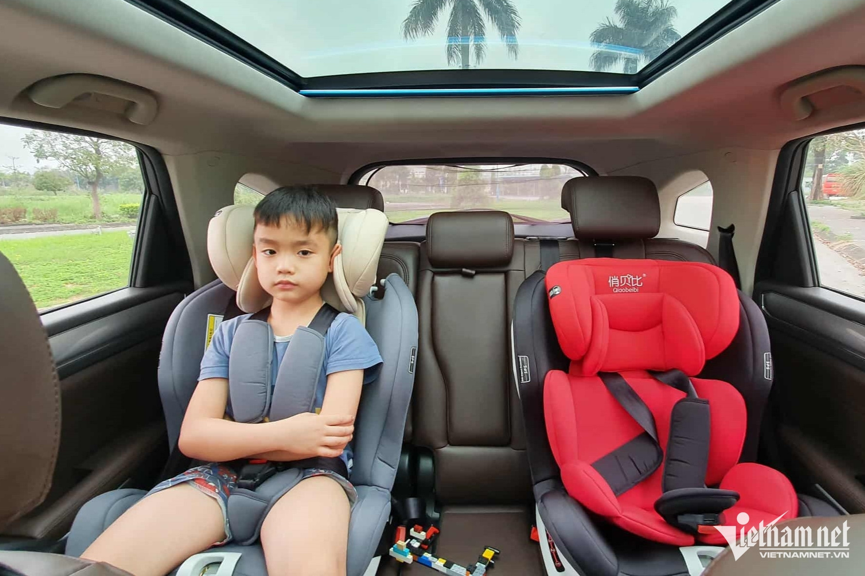 Cận 'giờ G' áp dụng ghế trẻ em trên ô tô: Lo lắng vì xe nhỏ, nhà đông con
