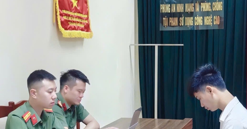 Công an làm việc với chủ kênh TikTok &amp;apos;Khuê Ơi Dậy Đi&amp;apos; Phan Trung Khuê