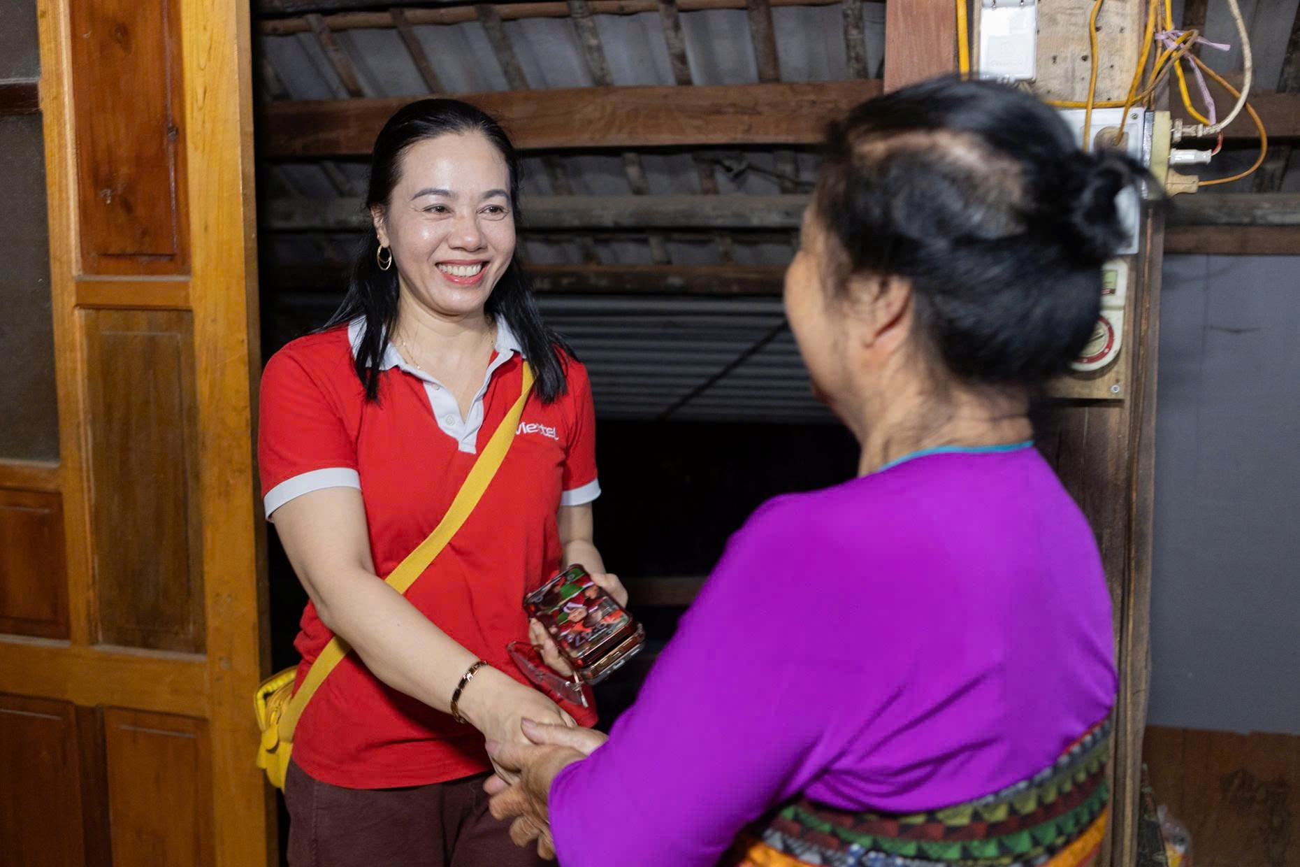 Nhà mạng mở cửa cả tối để hỗ trợ khách hàng xác thực thuê bao