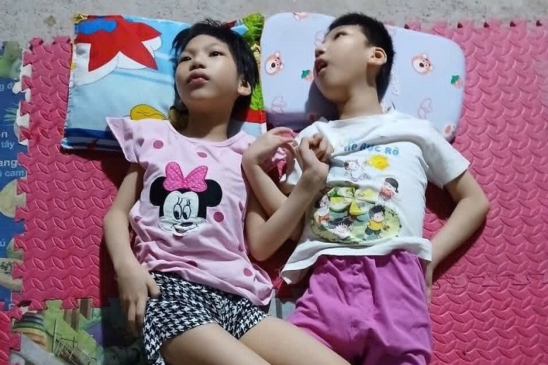 Nỗi khốn khổ của gia đình nghèo ở Hưng Yên nuôi 2 con mắc bệnh bại não