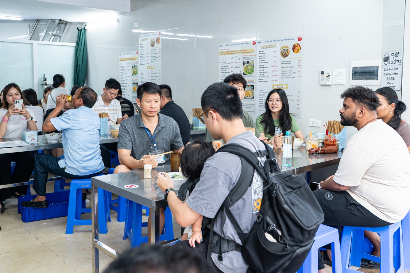Quán phở gà 4 năm liền được Michelin khen, thuê 2 nhà hàng xóm để đủ đón khách