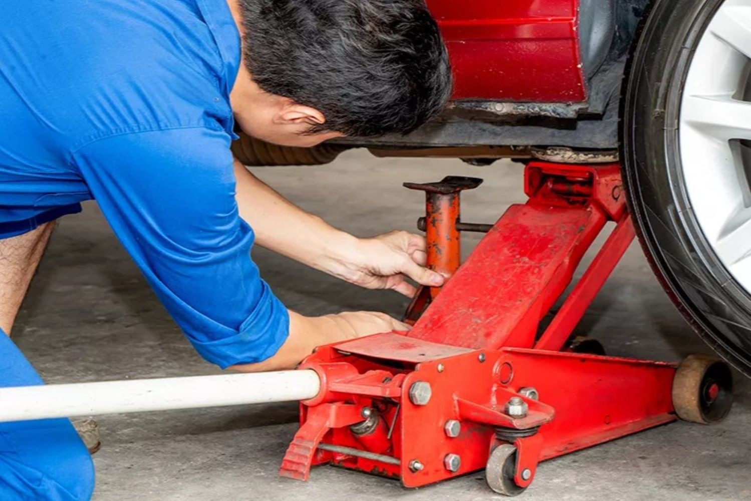 Rước họa vào thân vì sai lầm khi dùng kích nâng ô tô