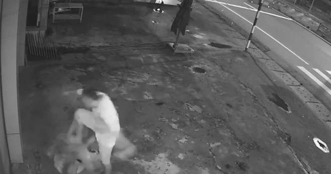 Truy tìm thanh niên giữa đêm hành hung cụ ông bán vé số nằm trên vỉa hè quốc lộ