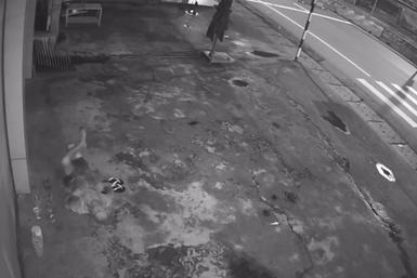 Truy tìm thanh niên giữa đêm hành hung cụ ông bán vé số nằm trên vỉa hè quốc lộ