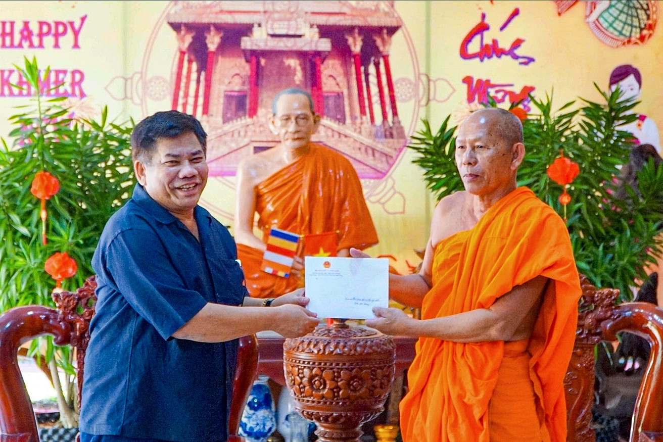 Vị cao tăng nuôi dưỡng đạo hạnh cho đồng bào, Phật tử Khmer