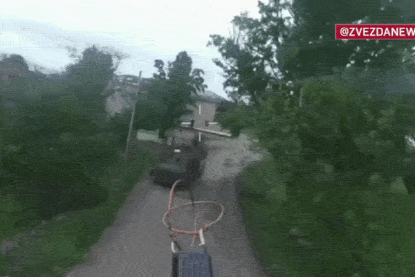 Video UAV cảm tử Nga tập kích hàng loạt xe bọc thép Ukraine ở Donetsk