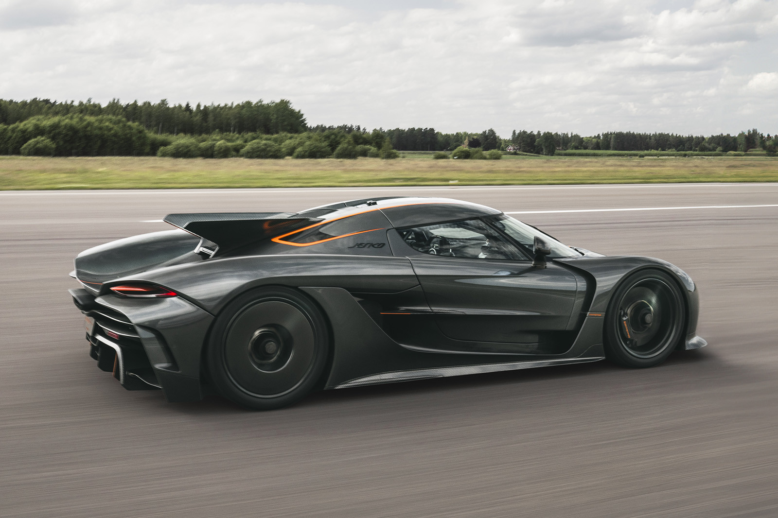 worlds_fastest_cars_ _koenigsegg_jesko_absolut_side.jpg