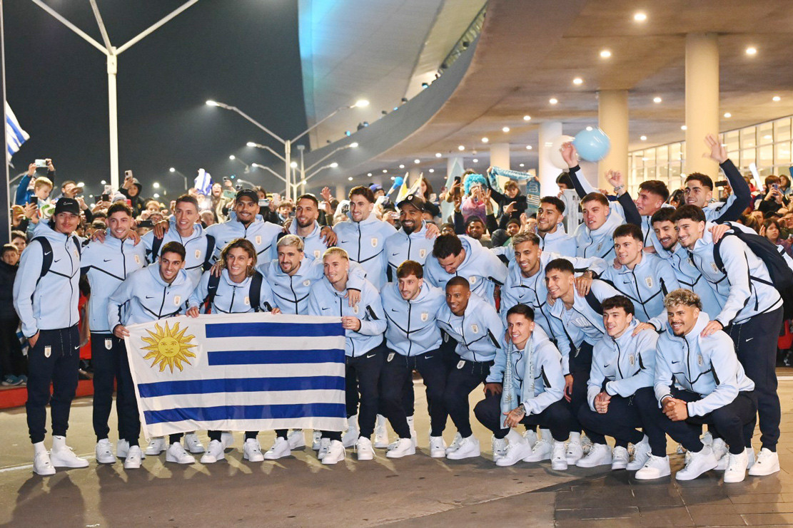 www_thesun_co_uk epa13027629 uruguayan players pose national 1087313990.jpg