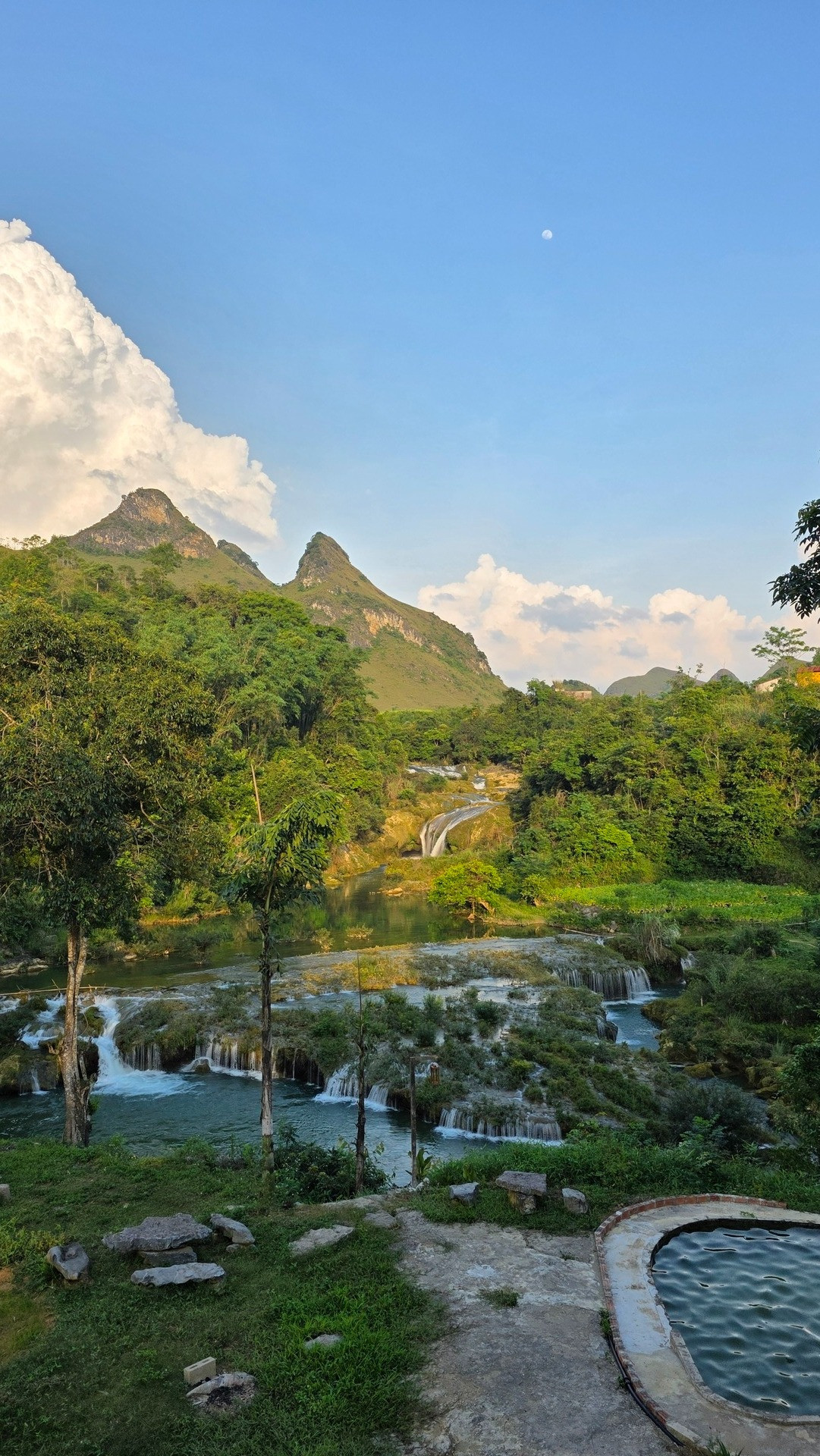 khách Anh du lịch cao bằng