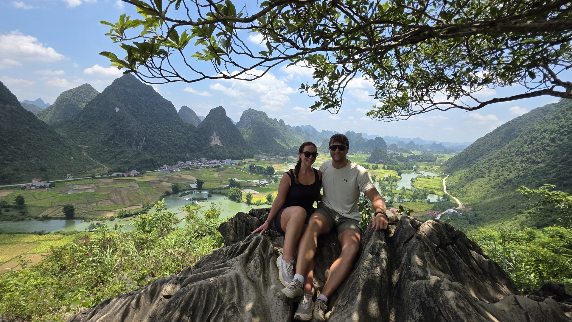 khách Anh du lịch cao bằng