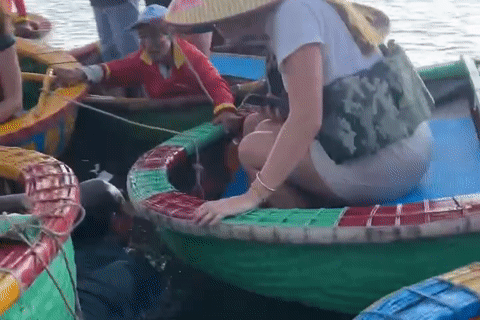 Khách Tây vỡ òa khi người chèo thuyền thúng ở Hội An lặn sông tìm lại điện thoại