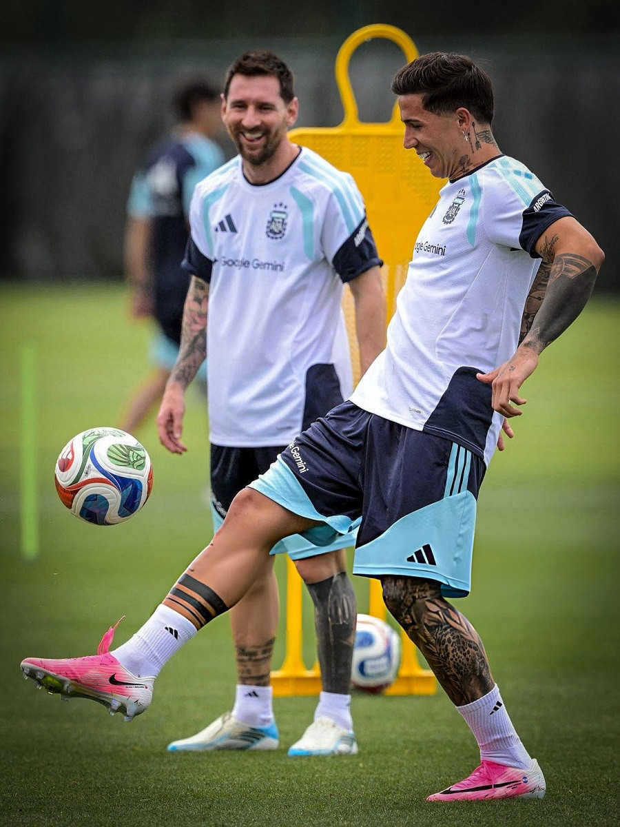Messi Enzo AFA.jpg