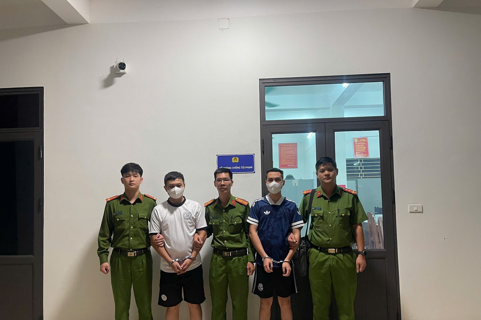 Mở 'tiệc bay lắc' di động trên ô tô, 2 người bị bắt tạm giam