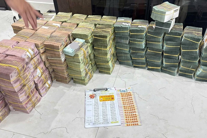 Người đàn ông ở Vĩnh Long trúng số 32 tỷ, nhận thưởng toàn bộ bằng tiền mặt