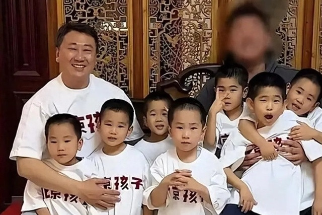 Ông chủ mỏ giàu có từ bỏ sự nghiệp, ở nhà làm 'bảo mẫu' cho 7 con trai