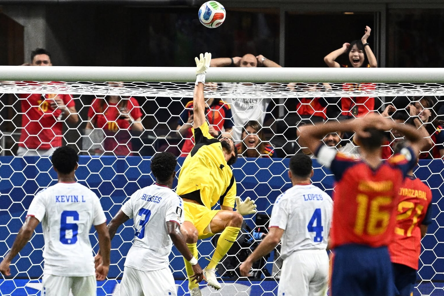 Tây Ban Nha bị đội bóng hạng 64 FIFA cầm hoà trận ra quân World Cup
