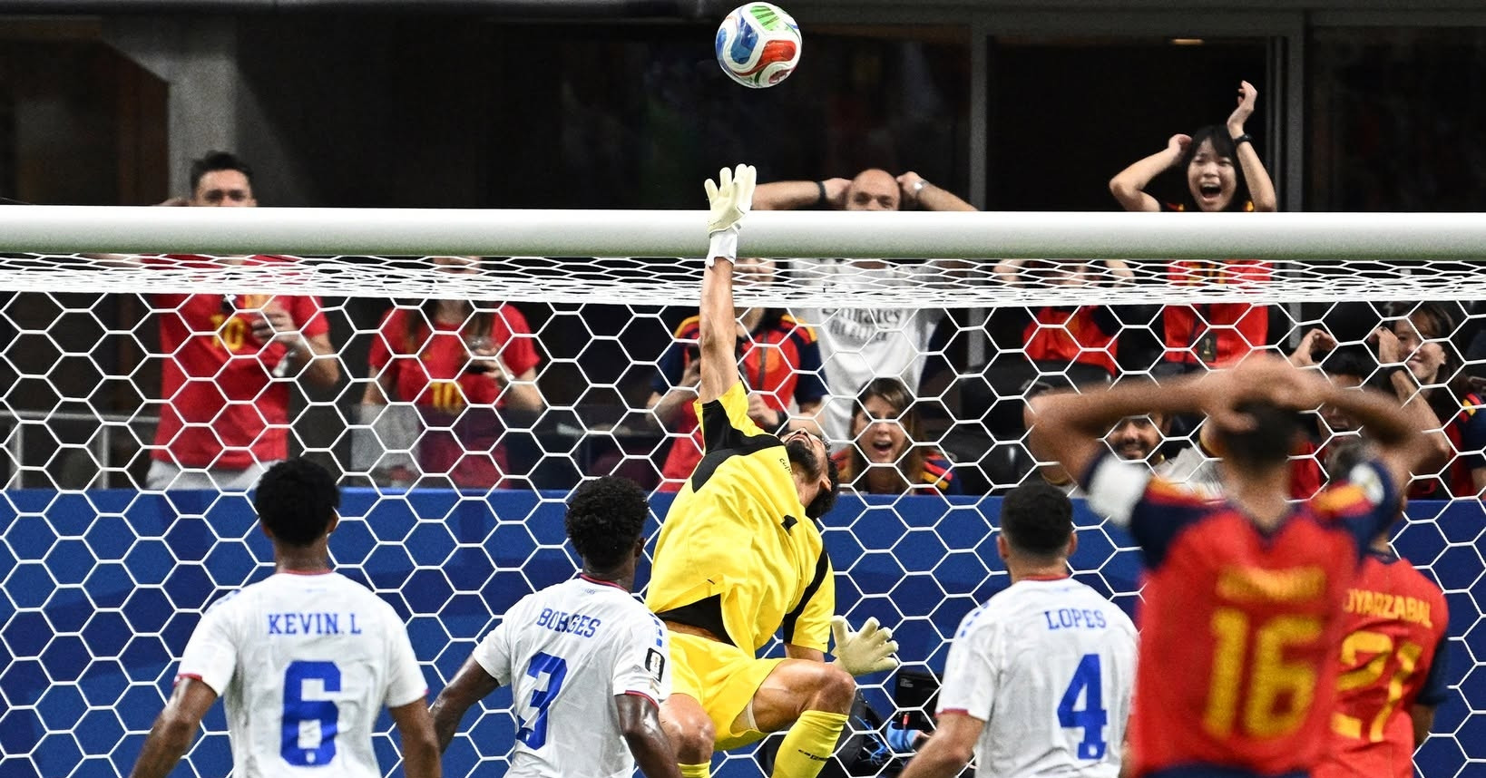 Tây Ban Nha bị đội bóng hạng 64 FIFA cầm hoà trận ra quân World Cup