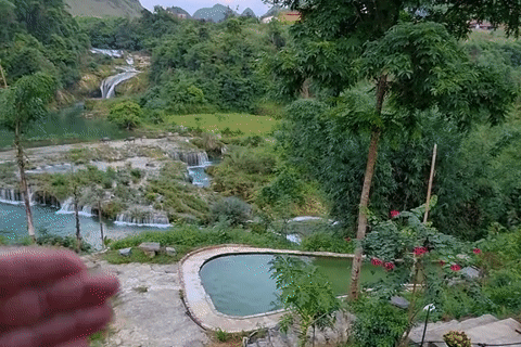 Thuê căn phòng nhỏ gần thác ở Cao Bằng, khách Anh sững sờ khi ra ban công