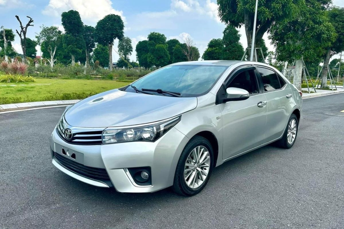 Toyota Corolla Altis 2015.jpg