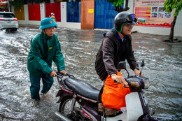 TPHCM cứ chiều lại đổ mưa: Người dân bì bõm đẩy xe giữa dòng nước ở 'khu nhà giàu'