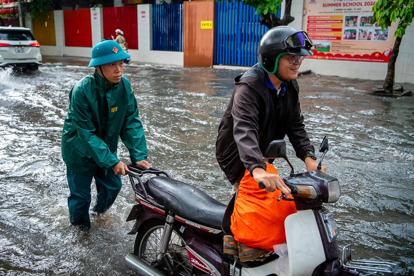 TPHCM cứ chiều lại đổ mưa: Người dân bì bõm đẩy xe giữa dòng nước ở 'khu nhà giàu'