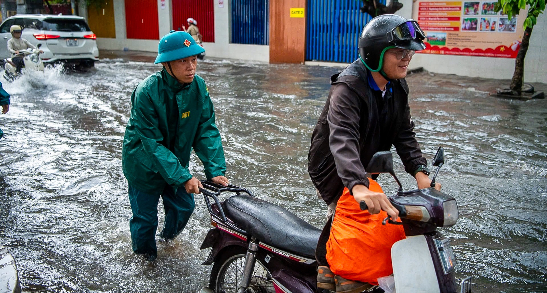 TPHCM cứ chiều lại đổ mưa: Người dân bì bõm đẩy xe giữa dòng nước ở &amp;apos;khu nhà giàu&amp;apos;