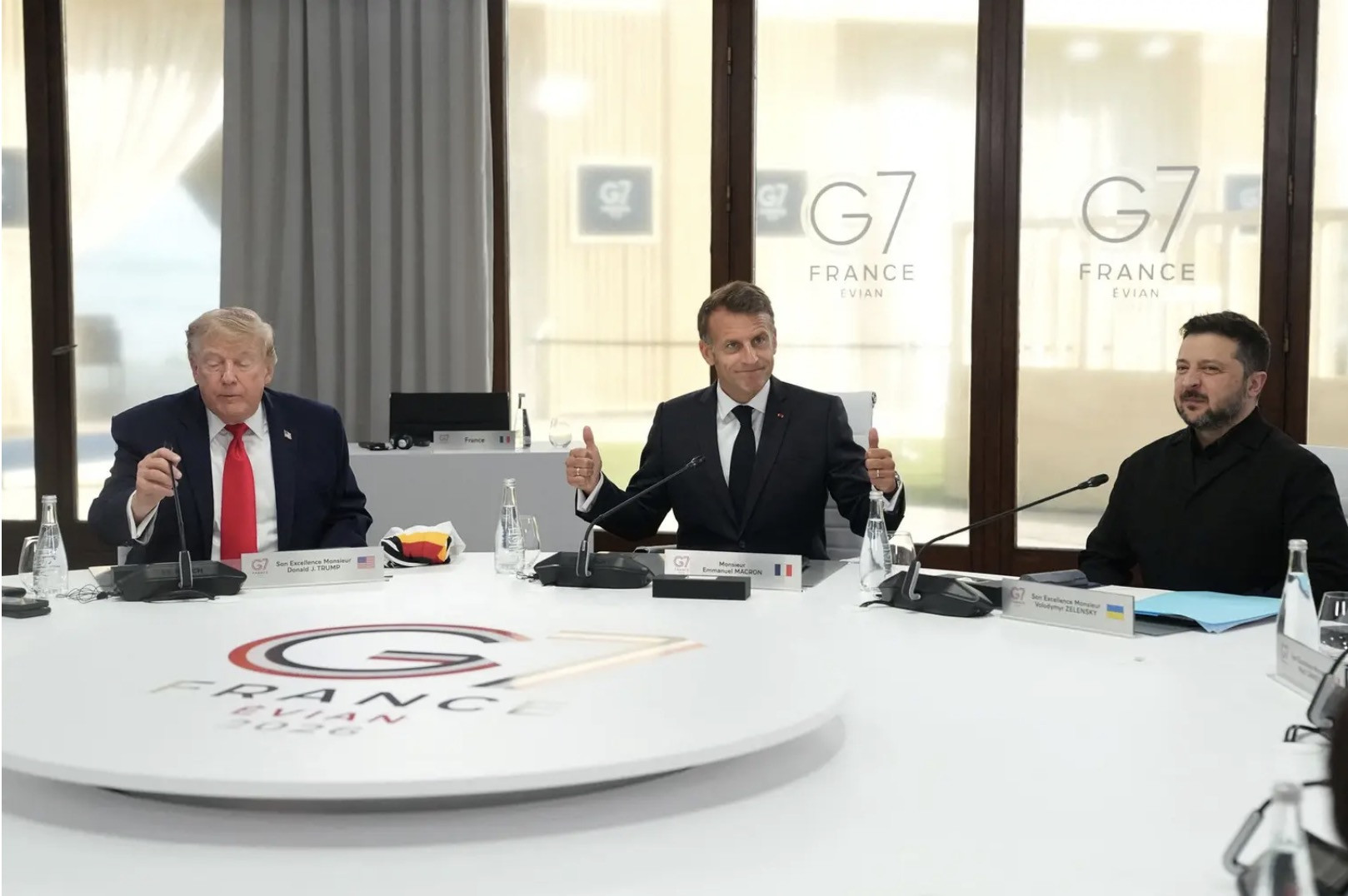 Trump Zelensky và Macron. ảnh: Pool