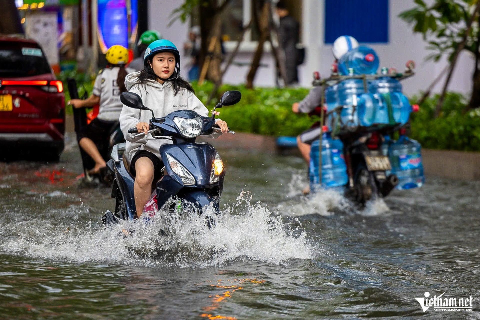 https://static-images.vnncdn.net/vps_images_publish/000001/000003/2026/6/16/w-mua-ngap-tphcm-tuan-hung-11-2422.jpg