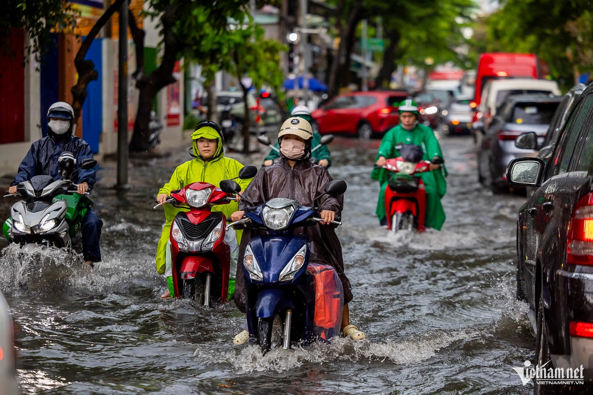 W-mưa ngập TPHCM   Tuấn Hùng 2.jpg