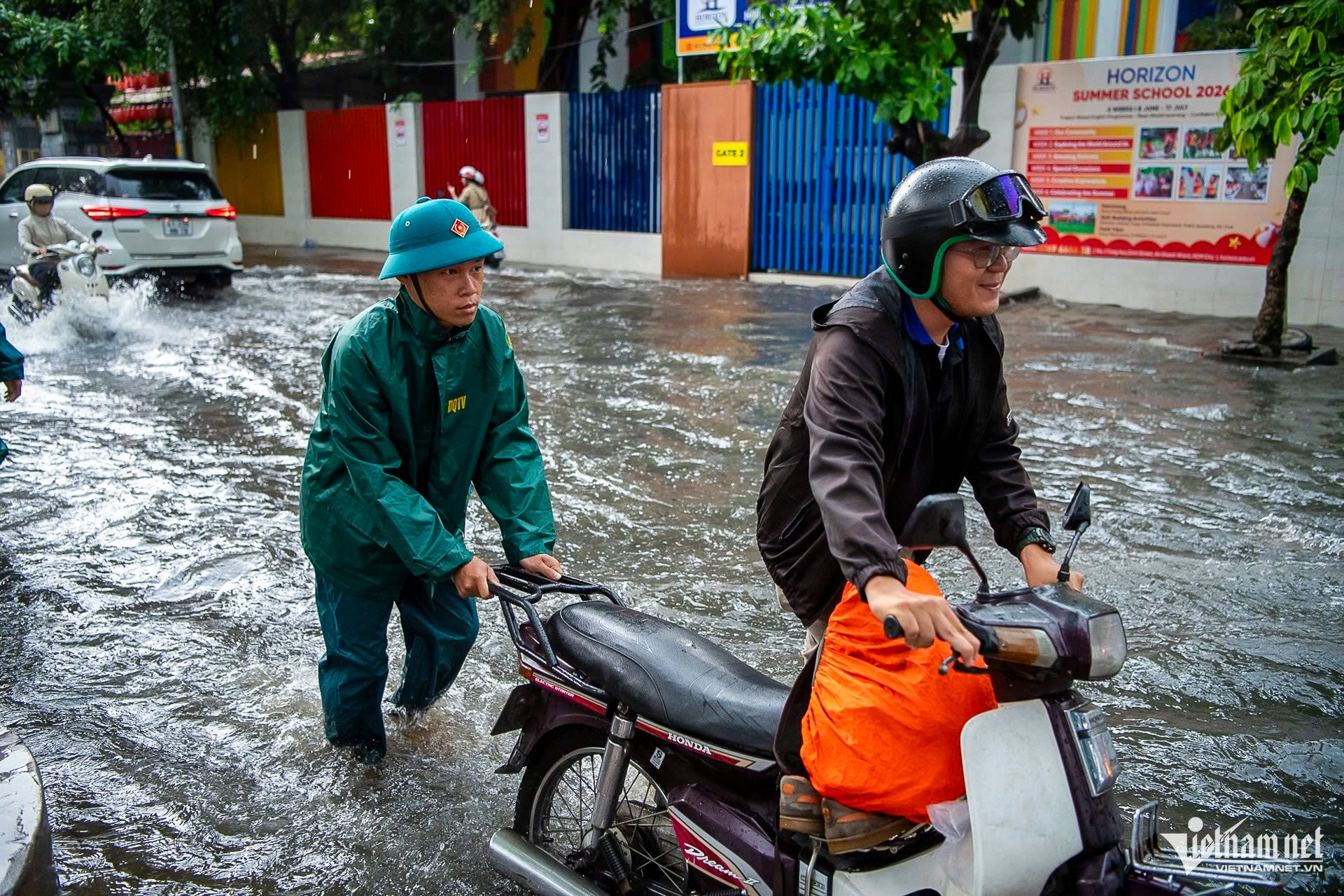 W-mưa ngập TPHCM   Tuấn Hùng 6.jpg