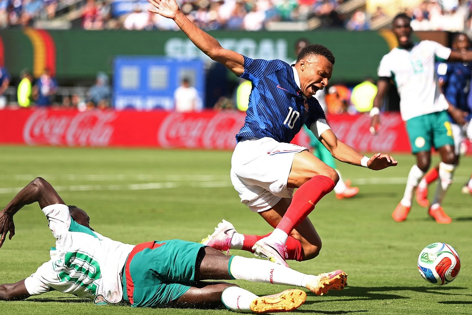 Kết quả bóng đá hôm nay 17/6: Mbappe gọi, Messi trả lời bằng hat-trick
