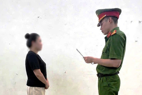 Bản tin chiều 17/6: Người phụ nữ bị khởi tố vì tàng trữ mảnh sừng tê giác trắng