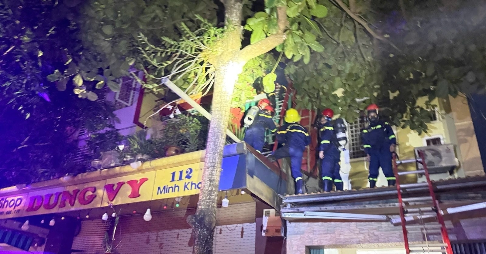 Hai ông bà và cháu nhỏ mắc kẹt trong căn nhà bị cháy ở Thanh Hóa